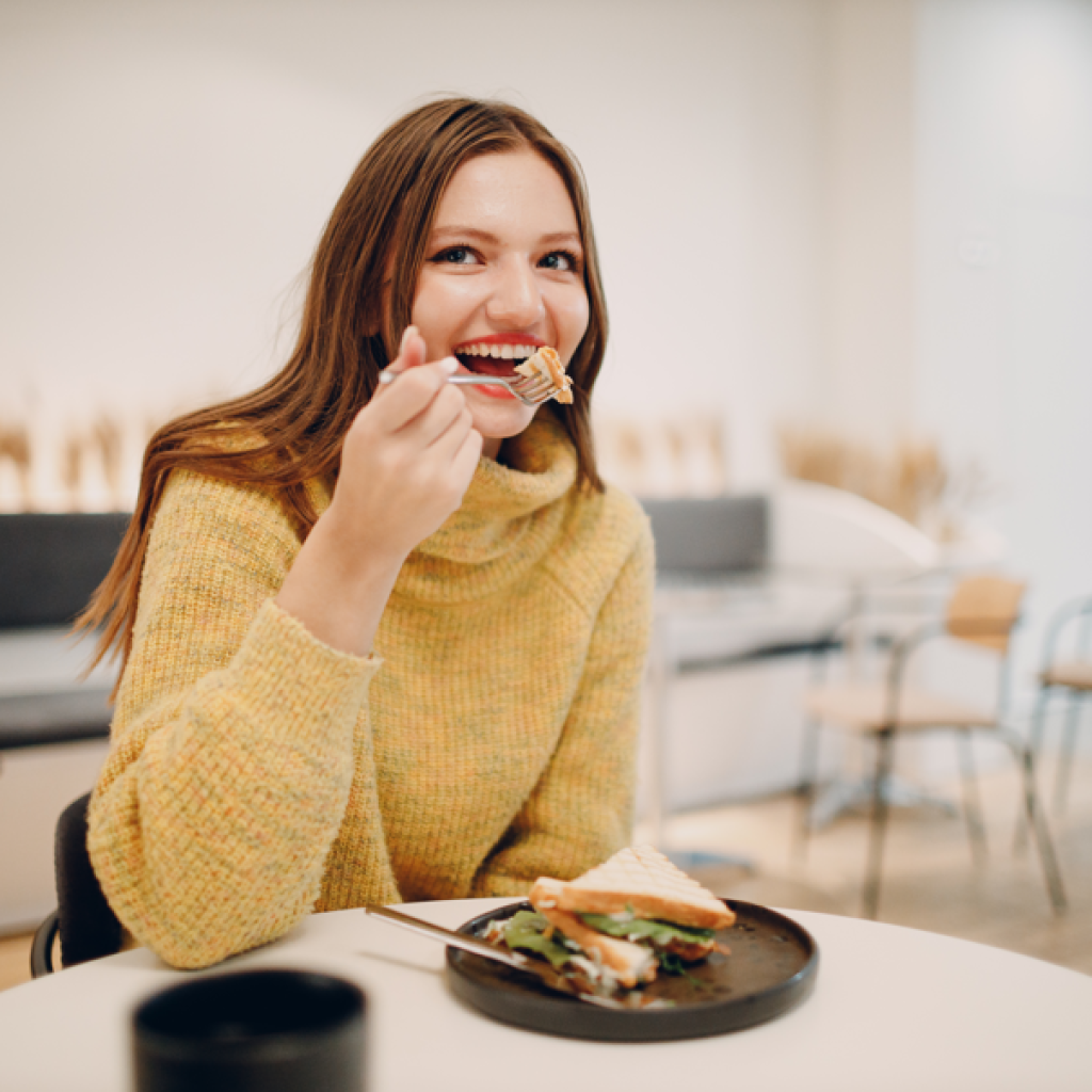 Gosto e sabor: mulher feliz comendo.