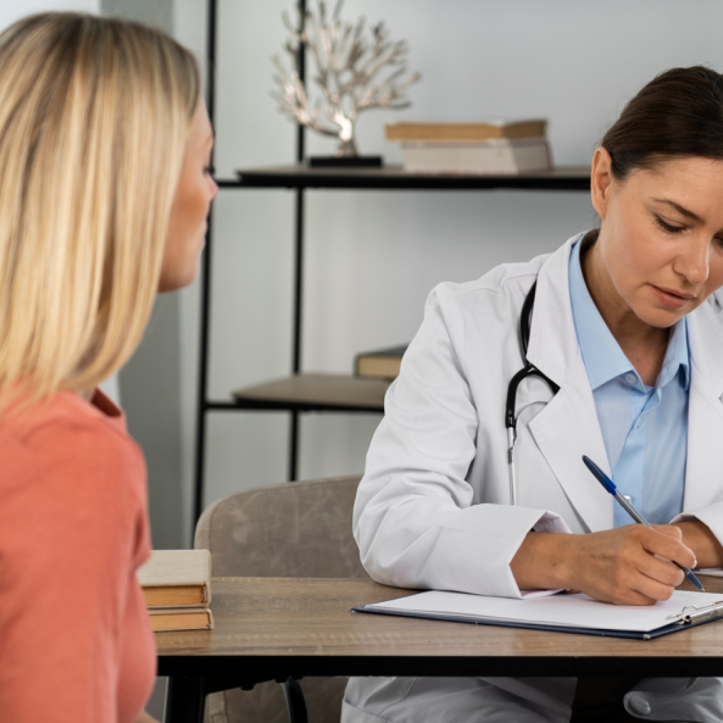Tipos de cheiro: médica e paciente na clínica.