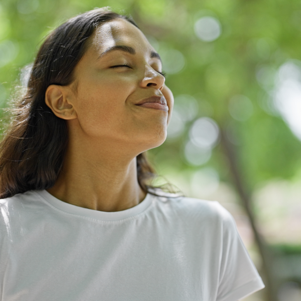 Cirurgia de adenoide: Mulher respirando ao ar livre.