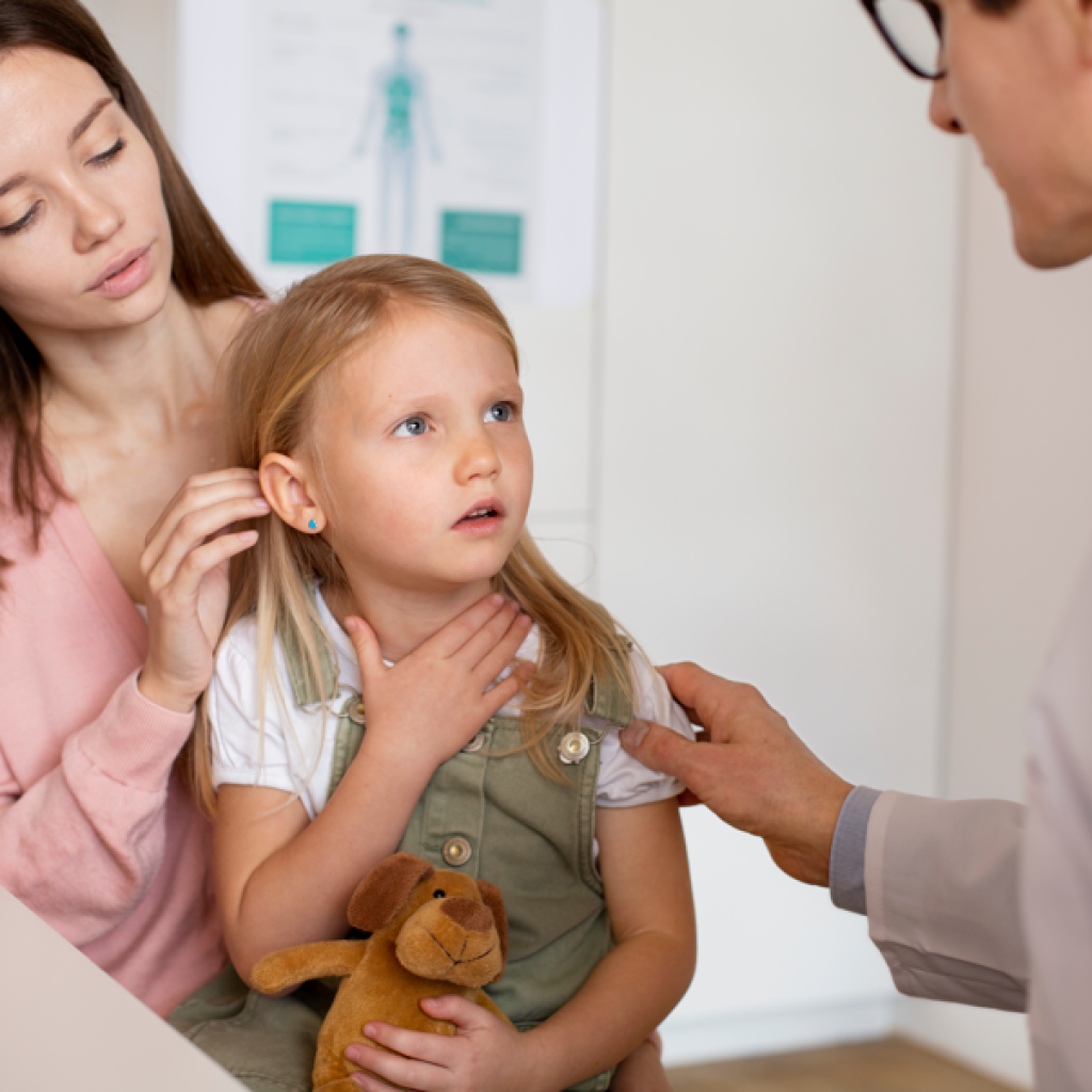 Cirurgia de adenoide quando fazer: mãe com a criança no pediatra.